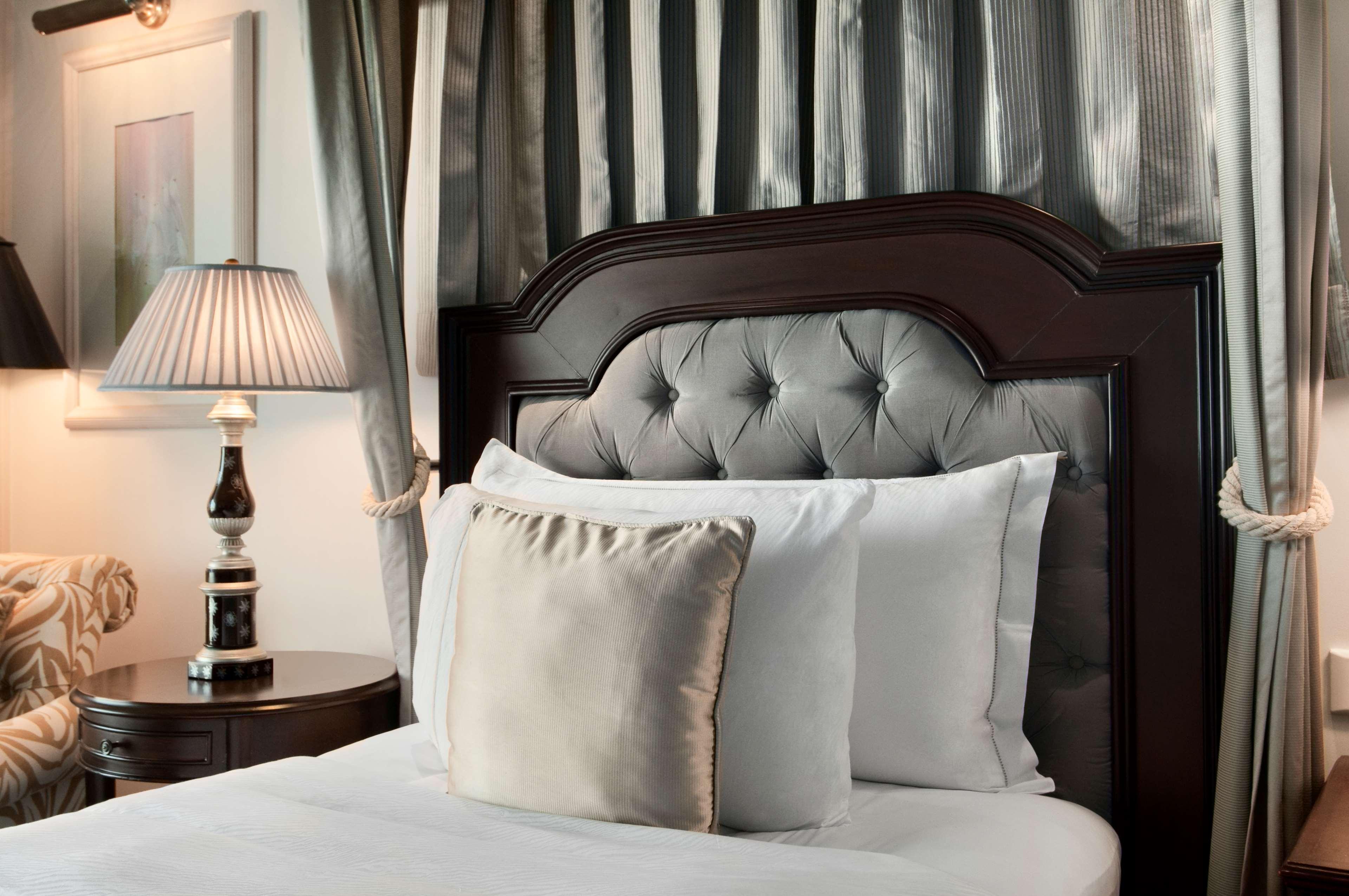 Hilton Mumbai International Airport Hotel Exteriér fotografie A bed with cushions