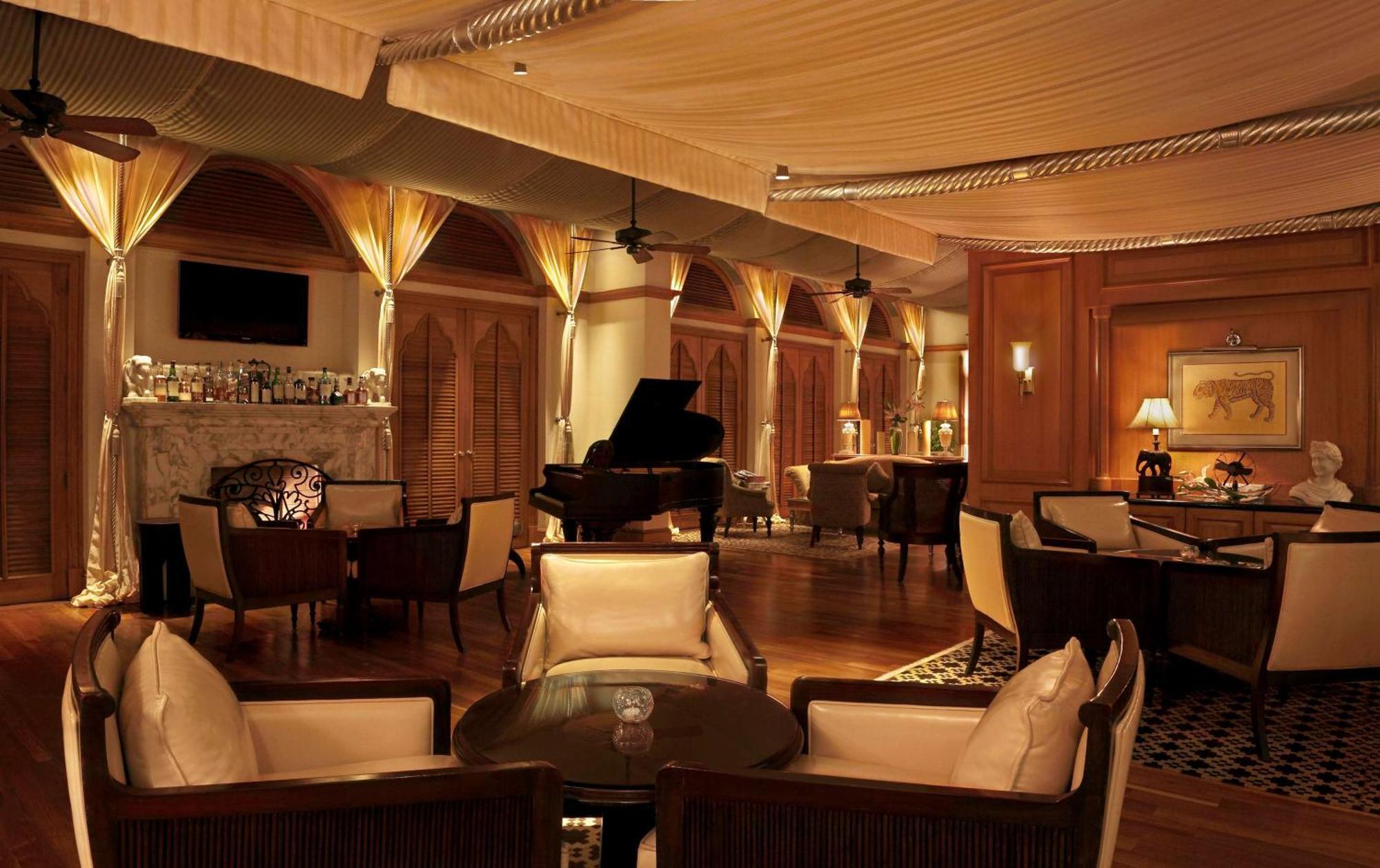Hilton Mumbai International Airport Hotel Exteriér fotografie The piano bar at the Taj Mahal Palace