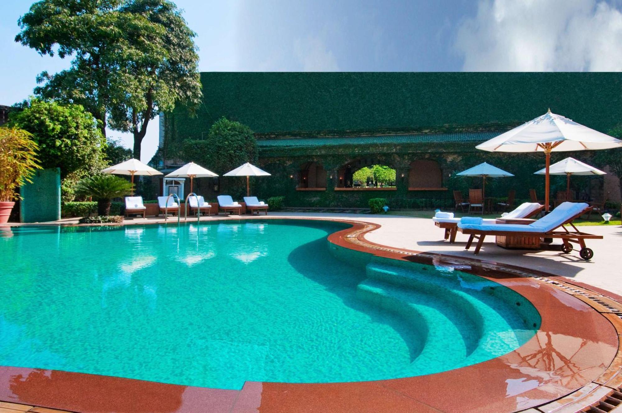 Hilton Mumbai International Airport Hotel Exteriér fotografie The swimming pool at the Taj Bengal
