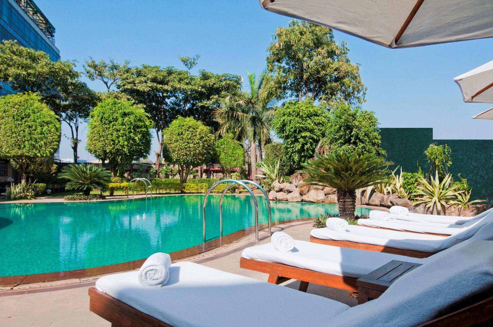 Hilton Mumbai International Airport Hotel Exteriér fotografie The pool at the hotel
