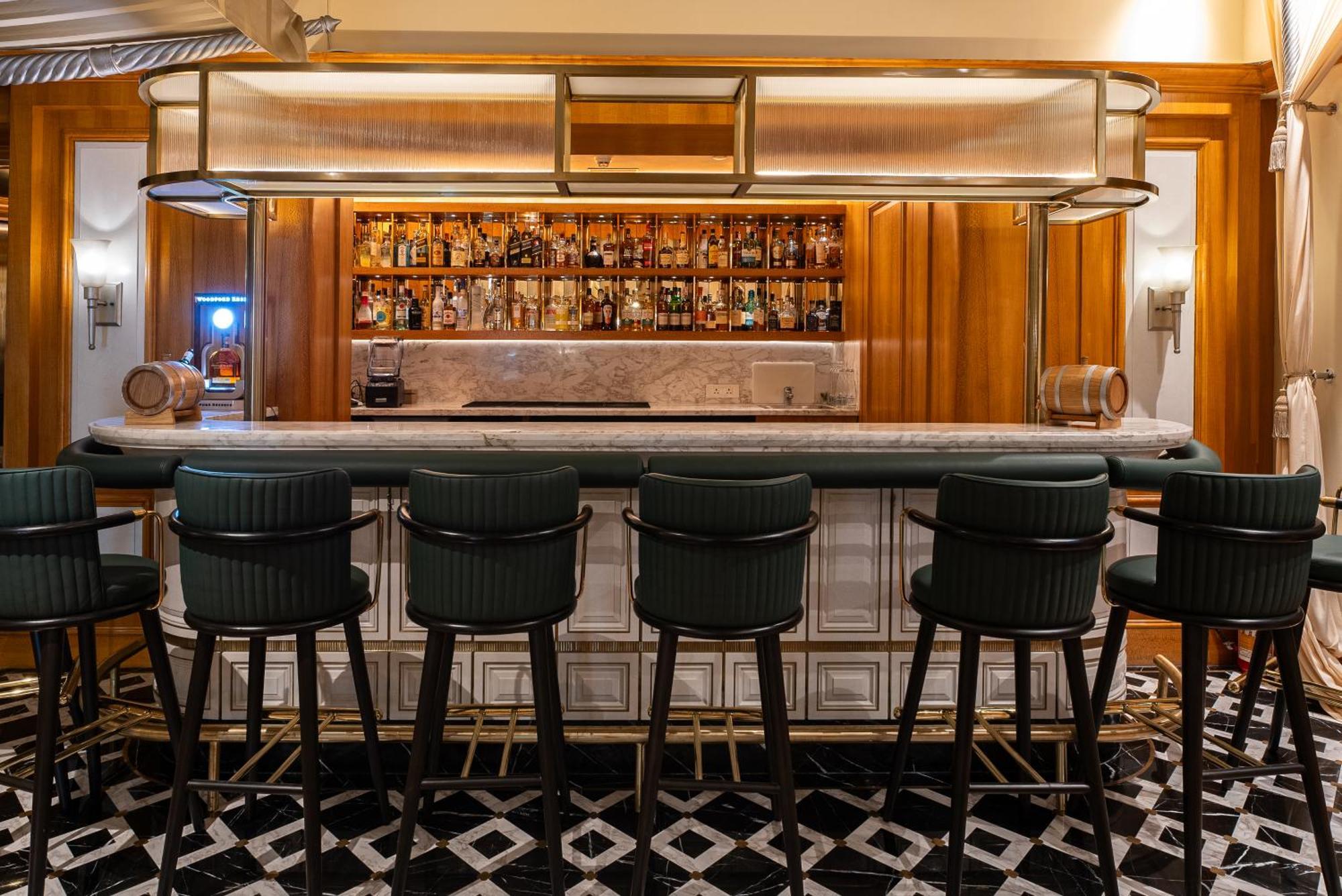 Hilton Mumbai International Airport Hotel Exteriér fotografie The bar at the 1901