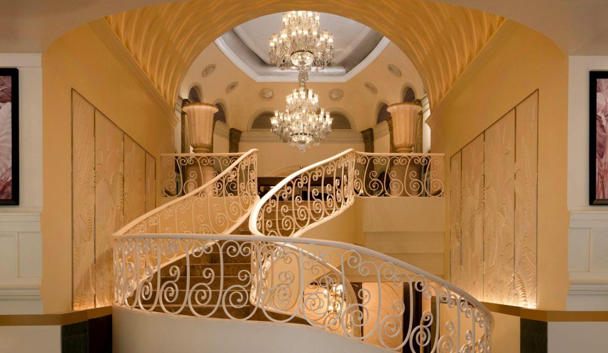 Hilton Mumbai International Airport Hotel Exteriér fotografie The staircase